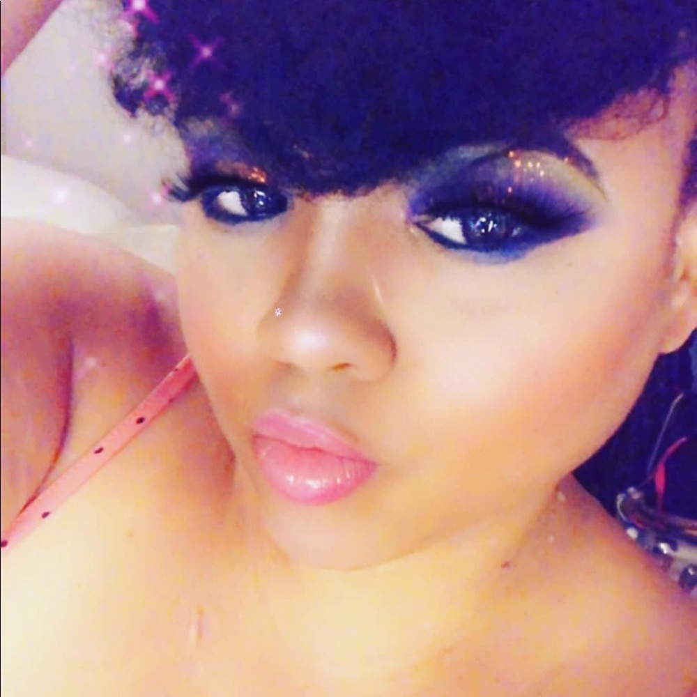 Meet your Posher, Monique
